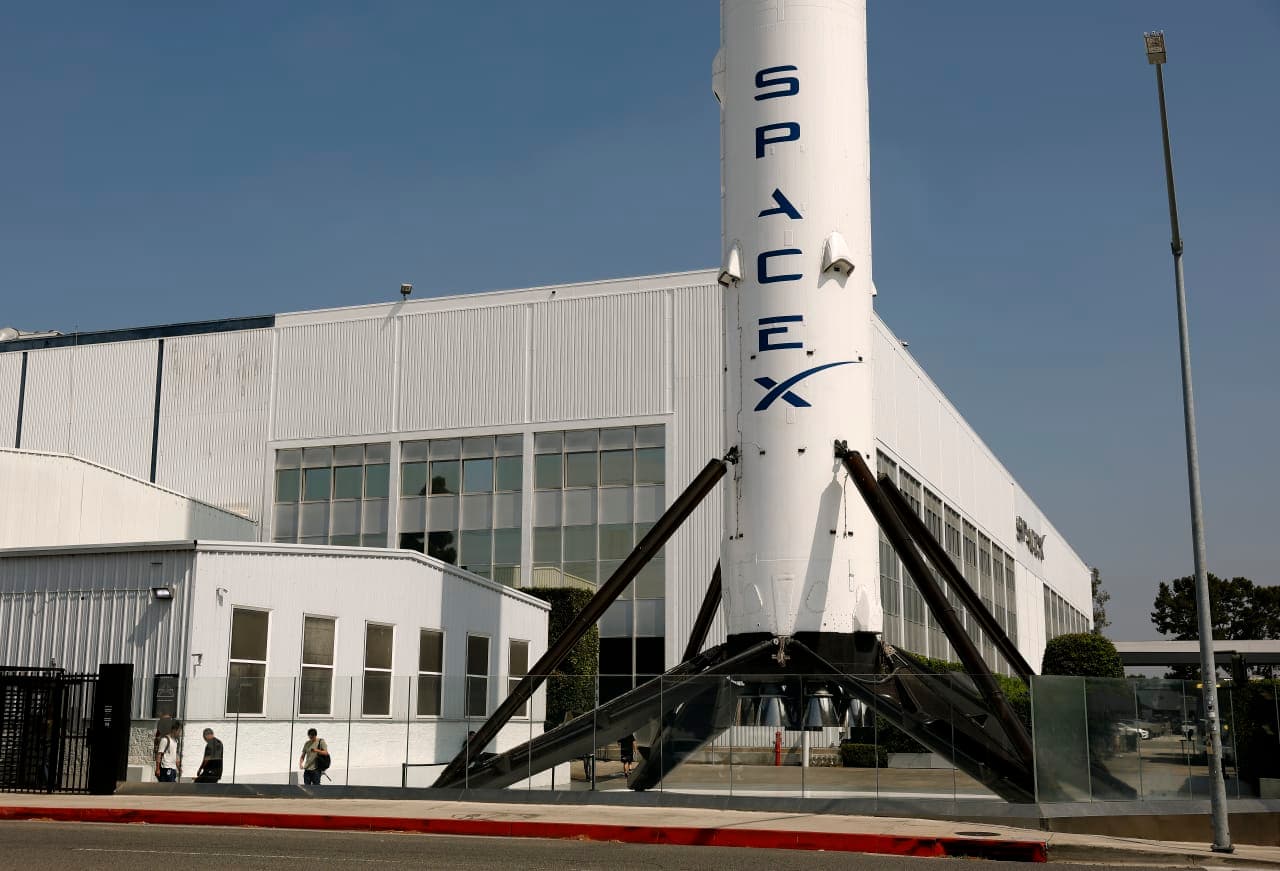 There are six stocks that hedge funds and mutual funds are both overweight — and SpaceX is one
